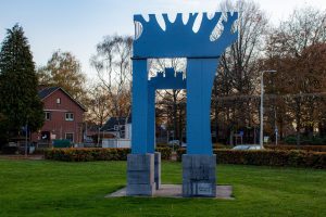 Kunstwerk Blauwe Bomen van Inge Claesen op het Wilhelminaplantsoen in het dorp Berkel-Enschot