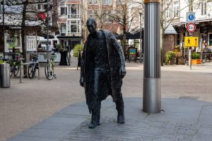 Kunstwerk: Lopende man van Peter Erftemeijer op de Oude Markt in Tilburg