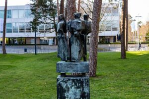Kunstwerk: Stele delle amazzoni van Mario Negri op de universiteitscampus in Tilburg