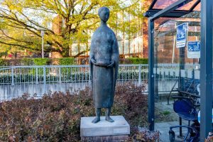  Beeld Sint Elisabeth van Thüringen in op het terrein van het Elisabeth-TweeSteden Ziekenhuis in Tilburg