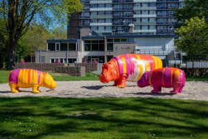 Kunstwerk Nijlpaarden van Raymond Hoogendorp in het Ypelaerpark in Tilburg