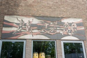 Kunstwerk Sgraffito van Jan Dijker op het schoolplein van het Odulphuslyceum in Tilburg