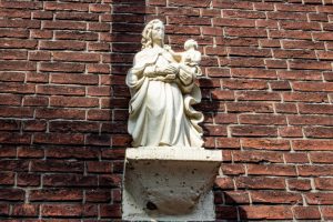 Het Mariabeeld in de Hoefstraat van Firma L Petit in Tilburg