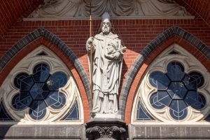 Beeld St Dionysius in de binnenstad van Tilburg
