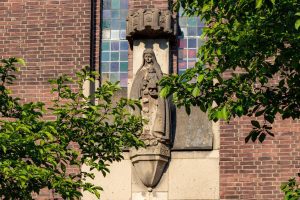 Beeld Sint Theresia van Lisieux van Jo Uiterwaal op het Theresiaplein in Tilburg