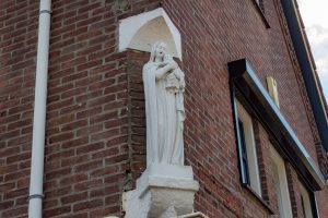 Mariabeeld Jan van der Leestraat in de wijk Trouwlaan-Uitvindersbuurt in Tilburg