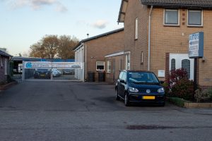 Autohandel Rudolf Smits in het dorp Udenhout