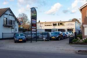 Autobedrijf Van Der Avoort in het dorp Udenhout