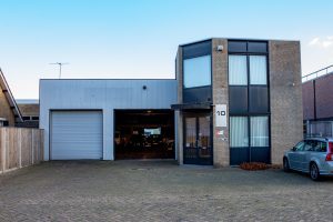 J De J Auto's op het bedrijventerrein Kreitenmolen in het dorp Udenhout