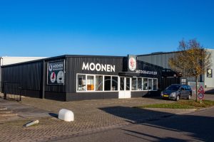 Kantoormeubelen Moonen Import Export op het bedrijventerrein Kreitenmolen in het dorp Udenhout