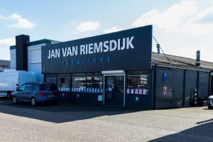 Autobedrijf van Riemsdijk op het bedrijventerrein Loven zuid in Tilburg	