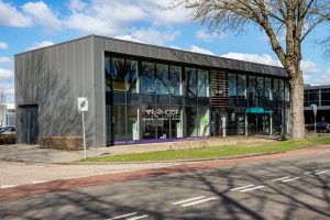 Rona Classics, Direkt Autoglasservice en Verhoof Floor Systems op het bedrijventerrein Loven zuid in Tilburg
