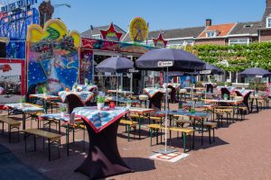 De kermisattractie Cafe Van De kermis van Frima v Heuven en Dauphin