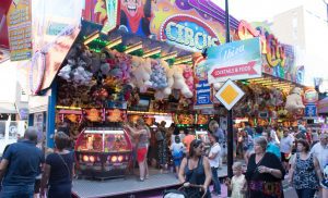 De kermisattractie Fun City Pusher van DH van Griensven op de Tilburgse Kermis