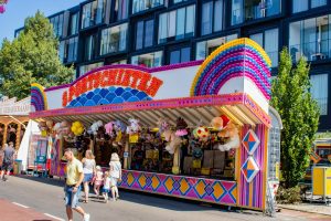 De kermisattractie Sportschieten van J Dingemans op de Tilburgse Kermis 