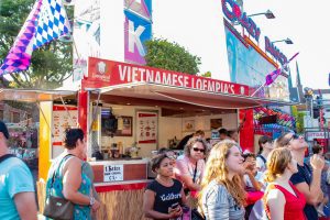 De kermisattractie Vietnamese Loempia's van J Leander op de Tilburgse Kermis