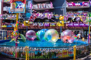 De kermisattractie Walking waterballs van Bartelds Amusement op de Tilburgse Kermis