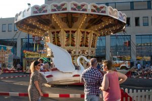 De kermisattractie Zwanenzweefmolen van Duijts Nostalgie op de Tilburgse Kermis