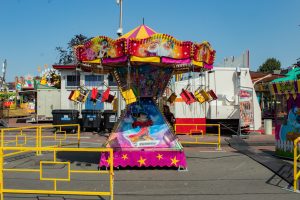 De kermisattractie Mini-zweef van Bartelds Witzand VOF op de Tilburgse Kermis