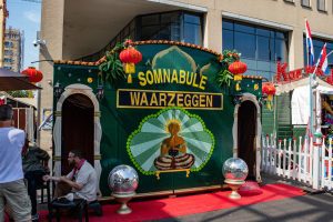 De kermisattractie Waarzegtent Bons op de Tilburgse Kermis 