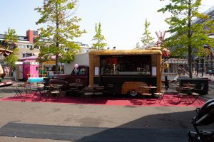 De kermisattractie Wijnbar met terrasje van Duijts Nostalgische op de Tilburgse Kermis