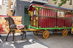 De kermisattractie Woonwagen met paard van Duijts Nostalgie op de Tilburgse Kermis 