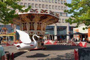 De kermisattractie Zwanenzweefmolen van Duijts Nostalgie op de Tilburgse Kermis