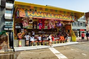 De kermisattractie Kamelenrace/derby van Oudsen op de Tilburgse kermis van 2019