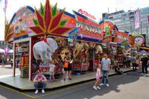 De kermisattractie Pusher Palace van JMJ Roels van Essen op de Tilburgse Kermis