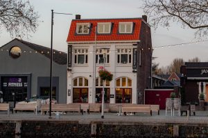 Cafe Burgemeester Jansen in de Piushaven in de wijk Hoogvenne in Tilburg