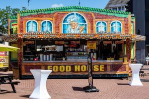 De kermisattractie Snacks Foodhouse van HJ Koldewijn op de Tilburgse Kermis 