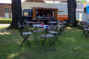 De kermisattractie Wijnbar met terrasje van Duijts Nostalgische op de Tilburgse Kermis 