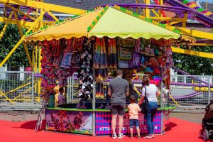 De kermisattractie Ballenfontein van J geven op de Tilburgse Kermis 