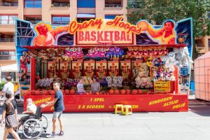 De kermisattractie Crazy Hoops Basketbal van J Weerdt op de Tilburgse Kermis