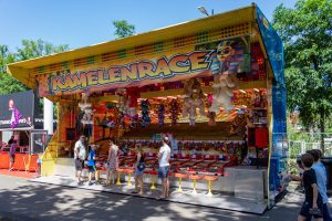 De kermisattractie Kamelenrace/derby van Oudsen op de Tilburgse kermis