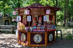 De kermisattractie Nostalgische Snoepkraam op de nostalgische kermis bij de Zeven Geitjes in Tilburg 