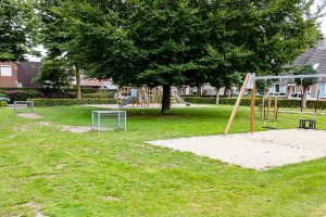 Voetbalveld en Speeltuin Erf in het dorp Udenhout