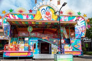 De Kermisattractie Cake Walk op de kermis van Udenhout