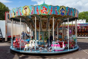 De kermisattractie Draaimolen op de kermis van Udenhout