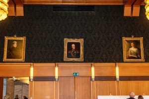 Portret koningin-moeder Emma van Albert Verschuuren in het Paleis Raadhuis in Tilburg