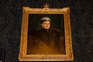 Portret koningin-moeder Emma van Albert Verschuuren in het Paleis Raadhuis in Tilburg