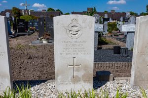 Canadees Oorlogsgraf van E Teddy Guinan op RK begraafplaats in Biezenmortel