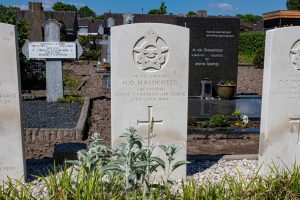 Canadees Oorlogsgraf van G O Massicotte op RK begraafplaats in Biezenmortel