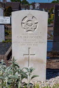 Canadees Oorlogsgraf van G O Massicotte op RK begraafplaats in Biezenmortel