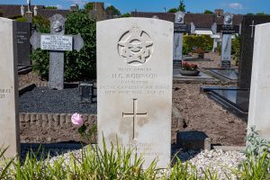 Canadees Oorlogsgraf van H G Robinson op RK begraafplaats in Biezenmortel