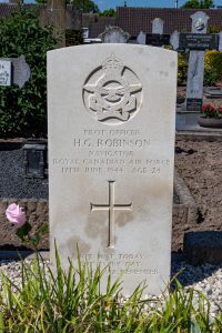 Canadees Oorlogsgraf van H G Robinson op RK begraafplaats in Biezenmortel