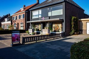 Bloemenwinkel Blooms & Blossom in het dorp Udenhout