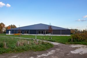 Manege de Vierhoeven in het dorp Udenhout