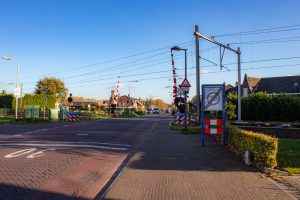 De spoorwegovergang Kreitenmolenstraat in het dorp Udenhout
