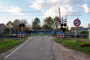 Spoorwegovergang bij straat Brem in het dorp Udenhout